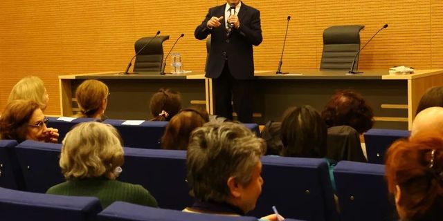 Üstün Dökmen, 'Deprem Stresi' konferansı düzenledi