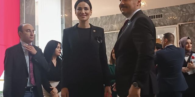 Türkiye güzeli milletvekilliğine kaydını yaptırdı