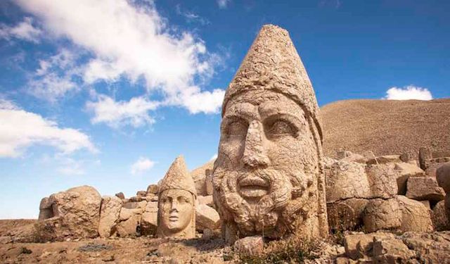 Nemrut Dağı Rehberi: Nerede, Nasıl Gidilir? Nemrut Dağı heykelleri ne anlatıyor?