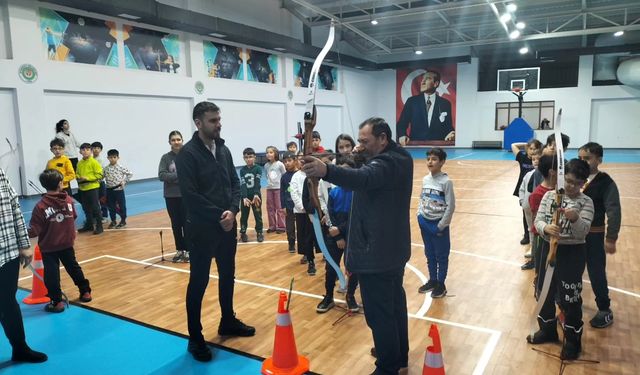 Başkan Demirel'den geleceğin sporcularına ziyaret