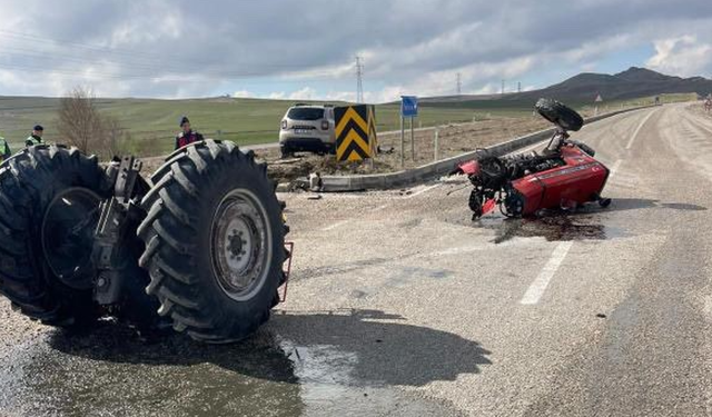 Ankara’da feci kaza: Otomobilin çarptığı traktör ikiye ayrıldı!