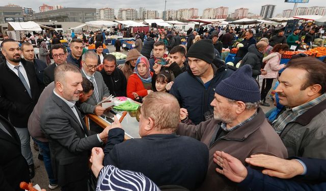 Başkan Ercan’dan semt pazarına ziyaret: Vatandaşlara tatlı ikramı