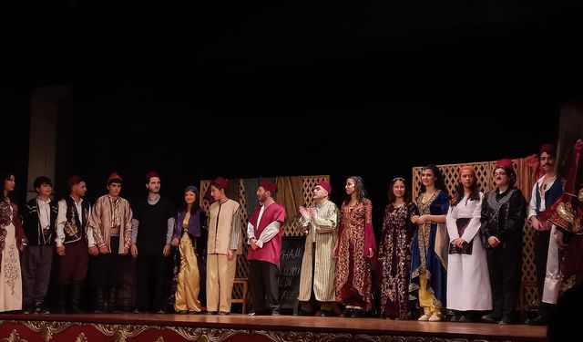 Mamak Belediyesi Genç Tiyatro Topluluğu’na seyirciden büyük alkış