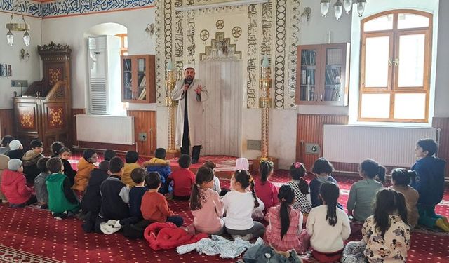 Akyurt Yıldırım Beyazıt Anaokulu öğrencilerinden Akyurt Merkez Camisine ziyaret