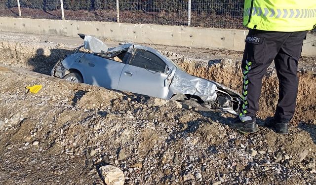 Ankara’da kontrolden çıkan otomobil altyapı için açılan çukura yuvarlandı: 2 yaralı