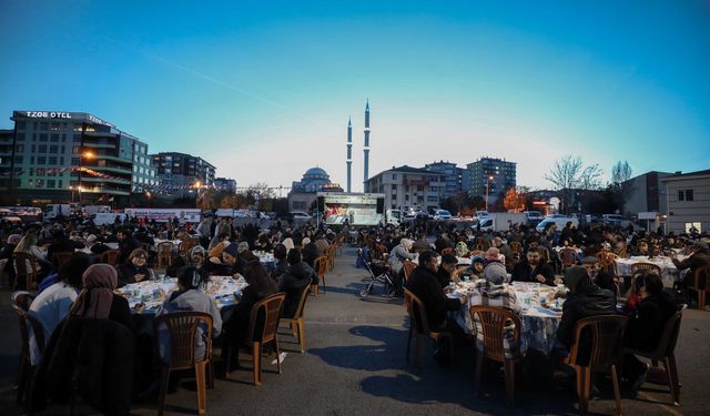 Yenimahalle Çamlıca Mahallesi iftar sofrasında binlerce mahalle sakini bir araya geldi