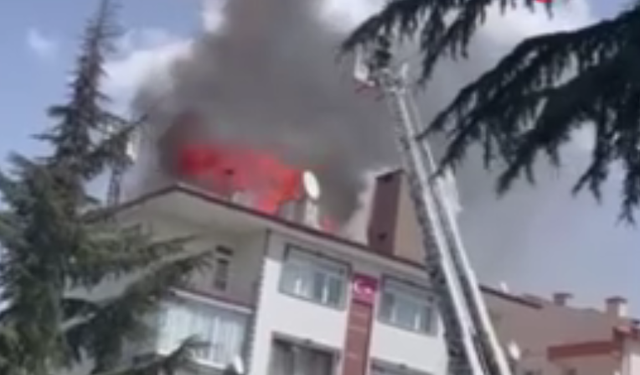 Ankara’da apartman çatısında yangın paniği