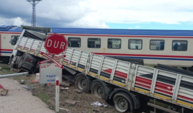 Hemzemin geçitte kaza: Mahsur kalan tıra tren çarptı