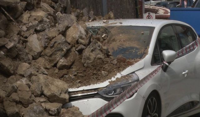 Yağış sonrası site duvarı çöktü: 2 otomobil altında kaldı