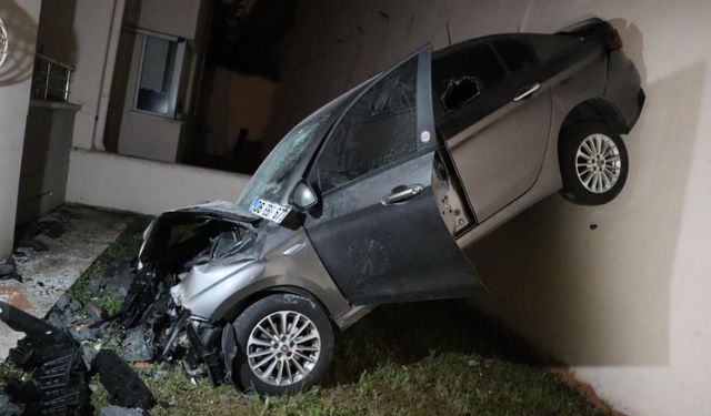 Ankara'da ilginç kaza! Otomobil binanın 3'üncü katına çarptı