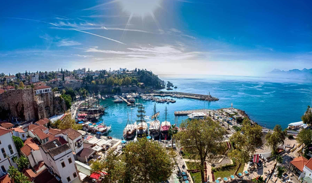 Antalya’da yılın ilk dört ayında rekor yabancı ziyaretçi! En çok o ülkeden turist geldi