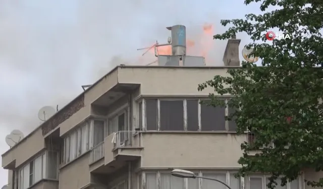 Apartmanın çatısında çıkan yangın panik yarattı