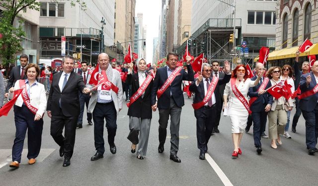ATO heyeti New York'ta Türk Günü Yürüyüşü'ne katıldı