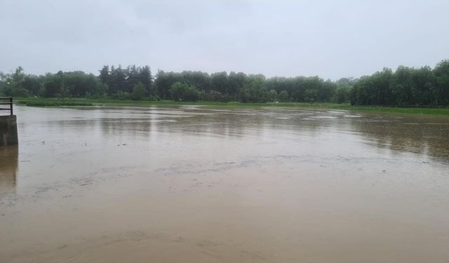 Şehrin kuzeyini şiddetli yağış vurdu! Yerleşim yerleri sular altında...