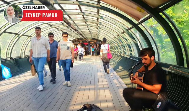 Ankara'da sokak müzisyenleri sıcağa aldırmıyor