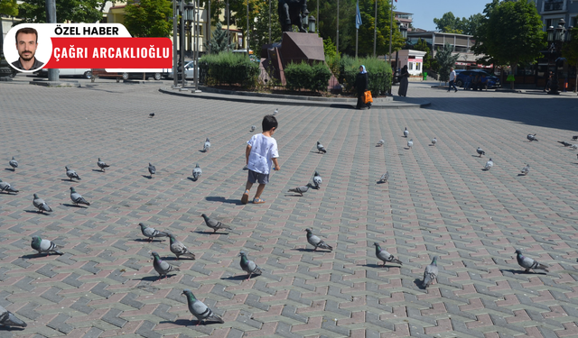 Cumhuriyet Meydanı’nda güvercinlerin keyfi!