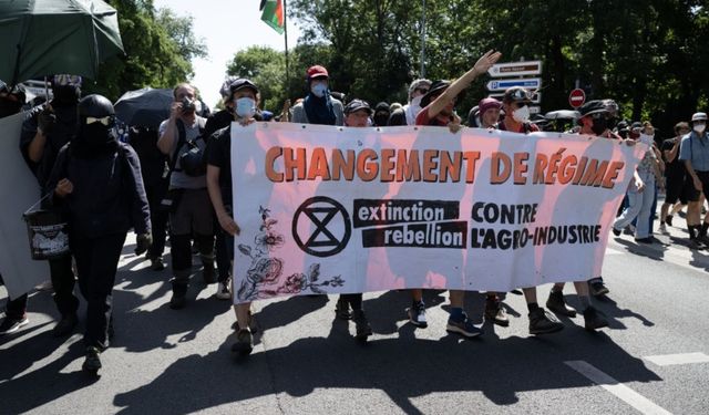 Fransa'da yapay su havzaları protestosuna polis müdahalesi: 6 yaralı, 5 gözaltı