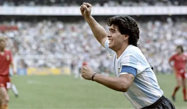 Futbol efsanesi Maradona'nın 1986 Dünya Kupası yarı final forması açık artırmada