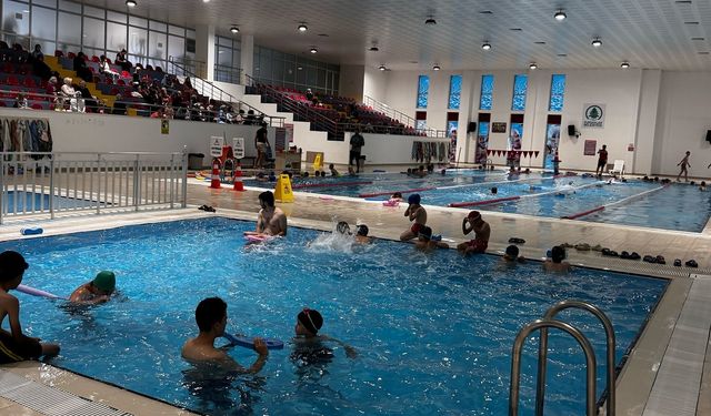 Pursaklar Belediyesi'nde çocuklar yüzme eğitimi alıyor