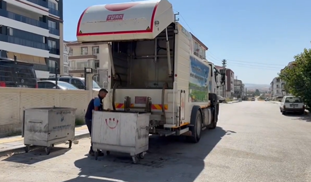 Akyurt'taki çöp  konteynerleri dezenfekte ediliyor