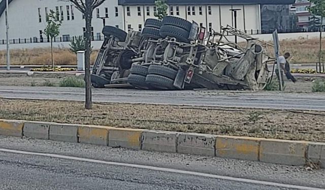 Ankara'da beton mikseri devrildi: Şans eseri yaralanan olmadı