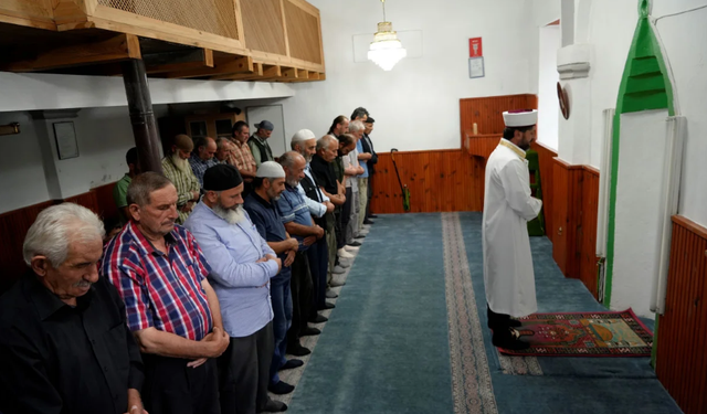 Camii inşaatı yarım kalınca, kilisede namaz kılmaya başladılar