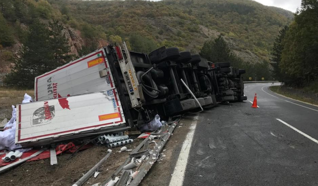 Ankara'da tır kontrolden çıktı: Borular yola devrildi