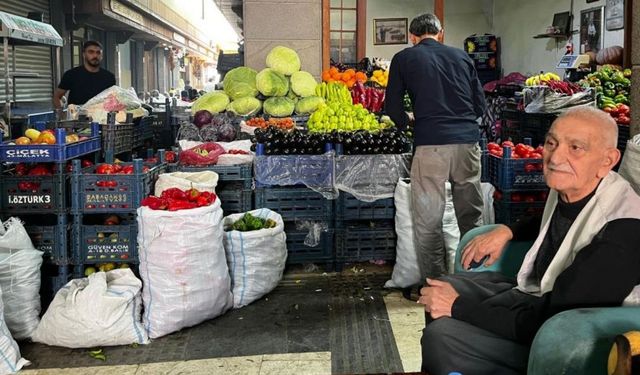 Atatürk’ü gören 93 yaşındaki esnaf, mesleğini oğluna ve torununa devretti