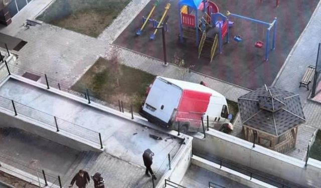 Ankara’da el freni unutulan kargo aracı çocuk parkına düştü