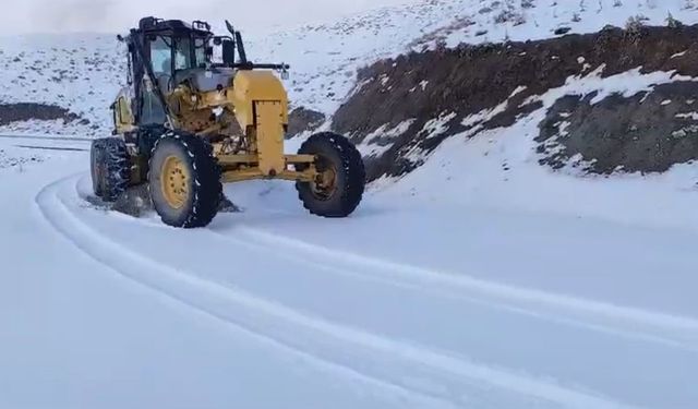 Mevsimin ilk karı köy yolunu kapattı!