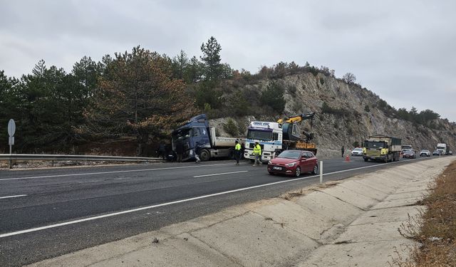 Kızılcahamam’da korkutan kaza: Lastiği patlayan tır, bariyere çarparak durabildi