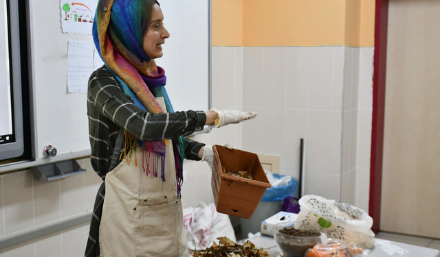 Mamak Belediyesi'nden öğrencilere doğa eğitimi: Saksıda Kompost çalışması