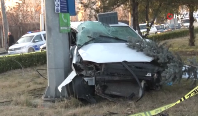 Ankara’da trafik kazası: Direğe çarpan sürücü hayatını kaybetti