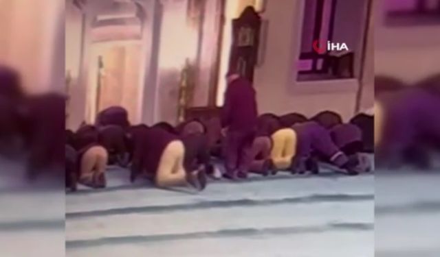 Camide namaz kılarken fenalaştı, hayatını kaybetti! O anlar kamerada