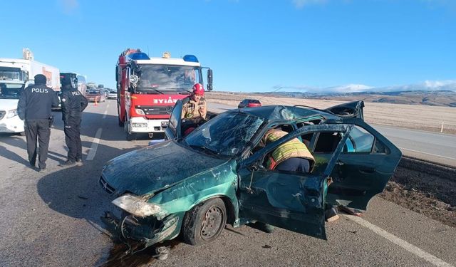 Ankara'da, kontrolden çıkan otomobil savruldu!