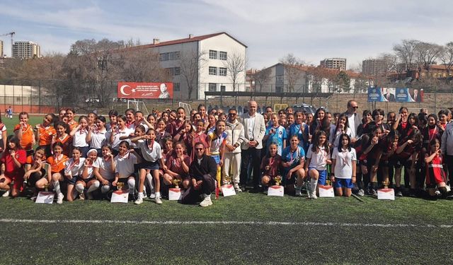 Beypazarı Akşemseddin Ortaokulundan çim hokeyinde büyük başarı