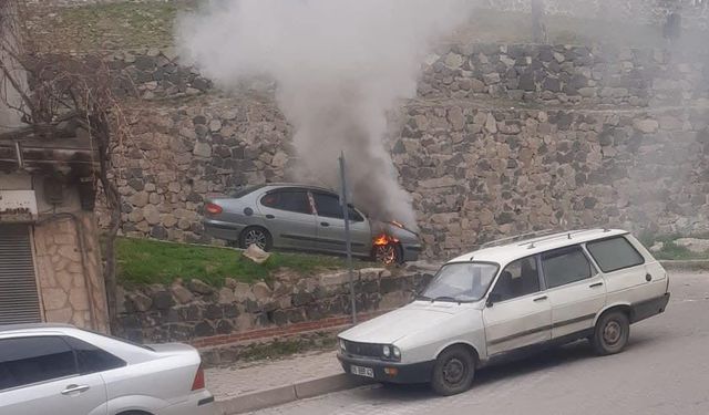 Beypazarı’nda park halindeki otomobil alev aldı