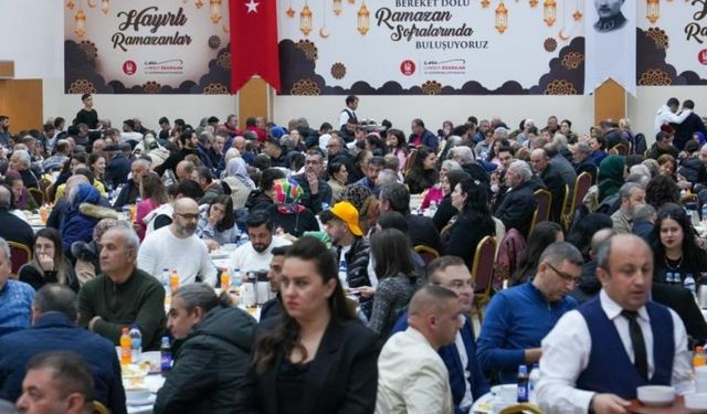 Keçiören'de binlerce vatandaş iftarda bir araya geldi