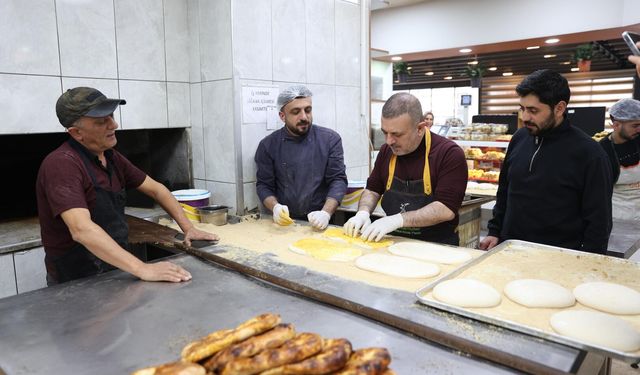 Başkan Ercan tezgahın başına geçti, Ramazan pidesi yaptı!