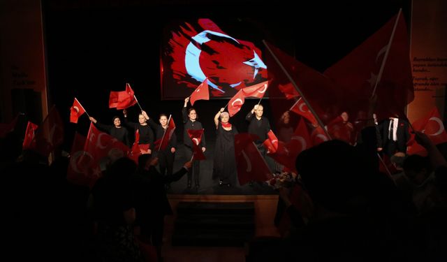 ‘Şu Çılgın Türkler’ tiyatro sahnesinde büyük beğeni topladı