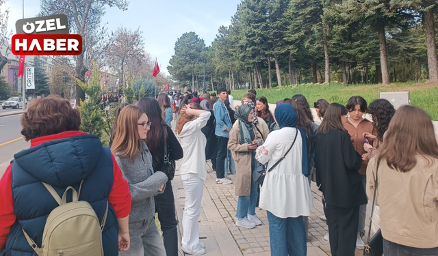 Anıtkabir’de sabahın i̇lk ışıklarıyla uzun kuyruklar oluştu