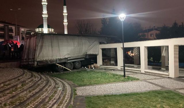 Ankara'da, freni boşalan tır parka daldı! Can kaybı var