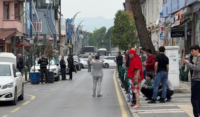 Depreme hamamda yakalanan bir vatandaş, peştamalla sokağa fırladı!