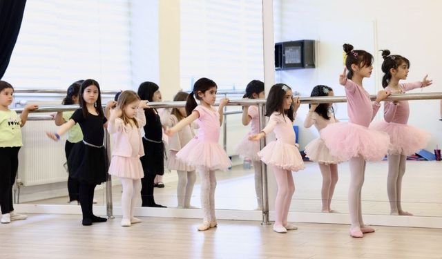 Eğitim başladı: Minik balerinler sahnede