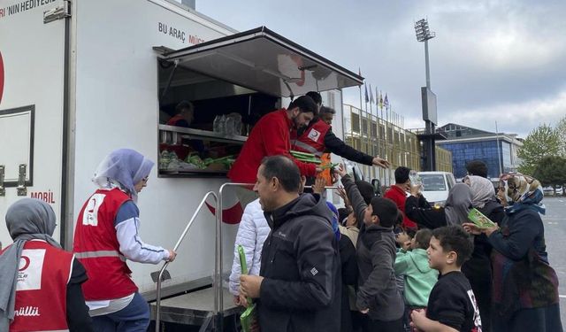 İstanbul'da Kızılay'ın beslenme desteği sabah saatlerine kadar devam etti