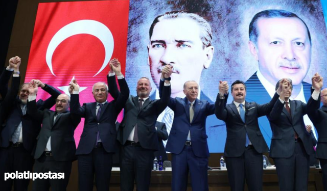 İYİ Parti'den istifa eden iki belediye başkanı AK Parti'ye geçti: Rozetlerini Erdoğan taktı