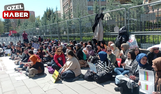 Kabine toplantısı öncesi öğretmenler MEB önünde!