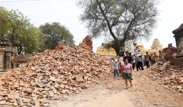Myanmar enkaz altında: Can kaybı 3 bini aştı, kayıplar aranıyor