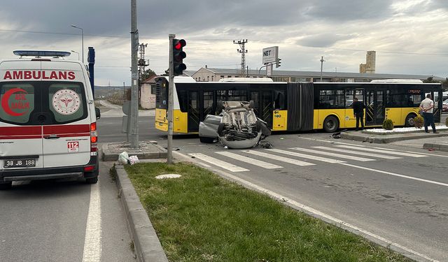 Belediye otobüsü ile otomobil çarpıştı: Çok sayıda yaralı var