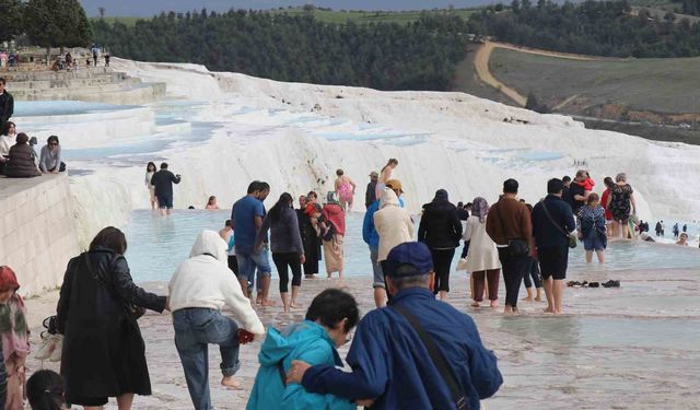 Pamukkale’de bayram yoğunluğu devam ediyor